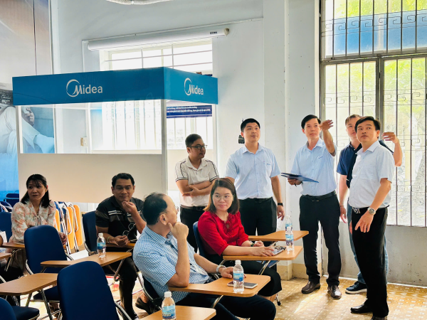 🌟 Khoa Cơ khí tiếp nhận tài trợ máy điều hòa không khí và trang thiết bị từ Công ty Midea Việt Nam