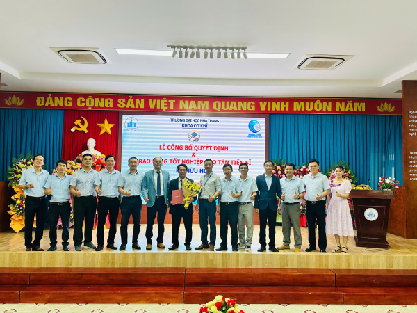 KHOA CƠ KHÍ TỔ CHỨC CÔNG BỐ QUYẾT ĐỊNH VÀ TRAO BẰNG TIẾN SĨ CHO NCS HỒ HỮU HUY