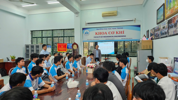 🌱 Khoa Cơ khí trao tặng, hỗ trợ sinh viên có hoàn cảnh khó khăn do lũ lụt năm 2025