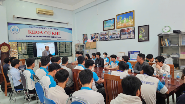 🌱 Khoa Cơ khí trao tặng, hỗ trợ sinh viên có hoàn cảnh khó khăn do lũ lụt năm 2025