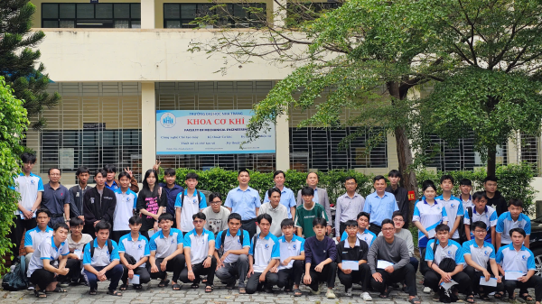🌱 Khoa Cơ khí trao tặng, hỗ trợ sinh viên có hoàn cảnh khó khăn do lũ lụt năm 2025