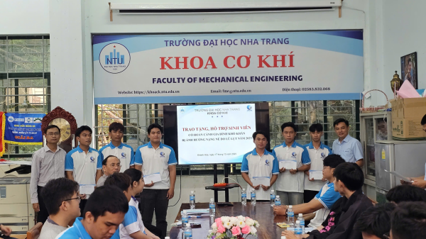 🌱 Khoa Cơ khí trao tặng, hỗ trợ sinh viên có hoàn cảnh khó khăn do lũ lụt năm 2025