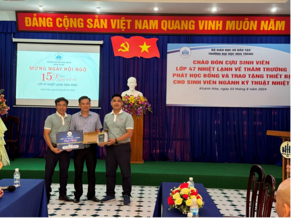 CỰU SINH VIÊN LỚP 47 NHIỆT LẠNH VỀ THĂM TRƯỜNG, TRAO TẶNG HỌC BỔNG VÀ THIẾT BỊ CHO SINH VIÊN NGÀNH KỸ THUẬT NHIỆT