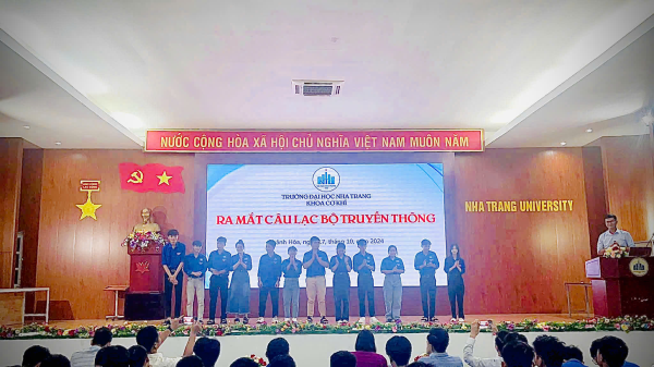 KHOA CƠ KHÍ TỔ CHỨC LỄ CHÀO CỜ SINH VIÊN VÀ TRAO HỌC BỔNG DOANH NGHIỆP