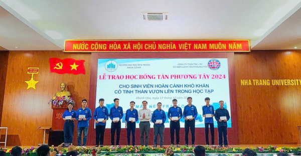 KHOA CƠ KHÍ TỔ CHỨC LỄ CHÀO CỜ SINH VIÊN VÀ TRAO HỌC BỔNG DOANH NGHIỆP