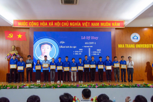 LỄ CHÀO CỜ SINH VIÊN KHOA CƠ KHÍ THÁNG 12