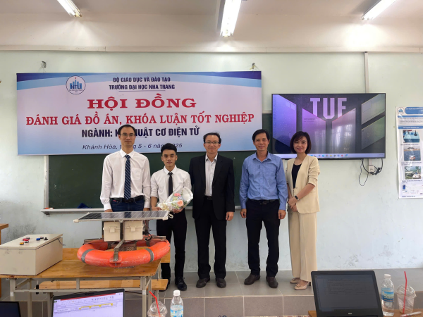 SINH VIÊN NGÀNH KỸ THUẬT CƠ ĐIỆN TỬ K63 BẢO VỆ THÀNH CÔNG ĐỒ ÁN TỐT NGHIỆP
